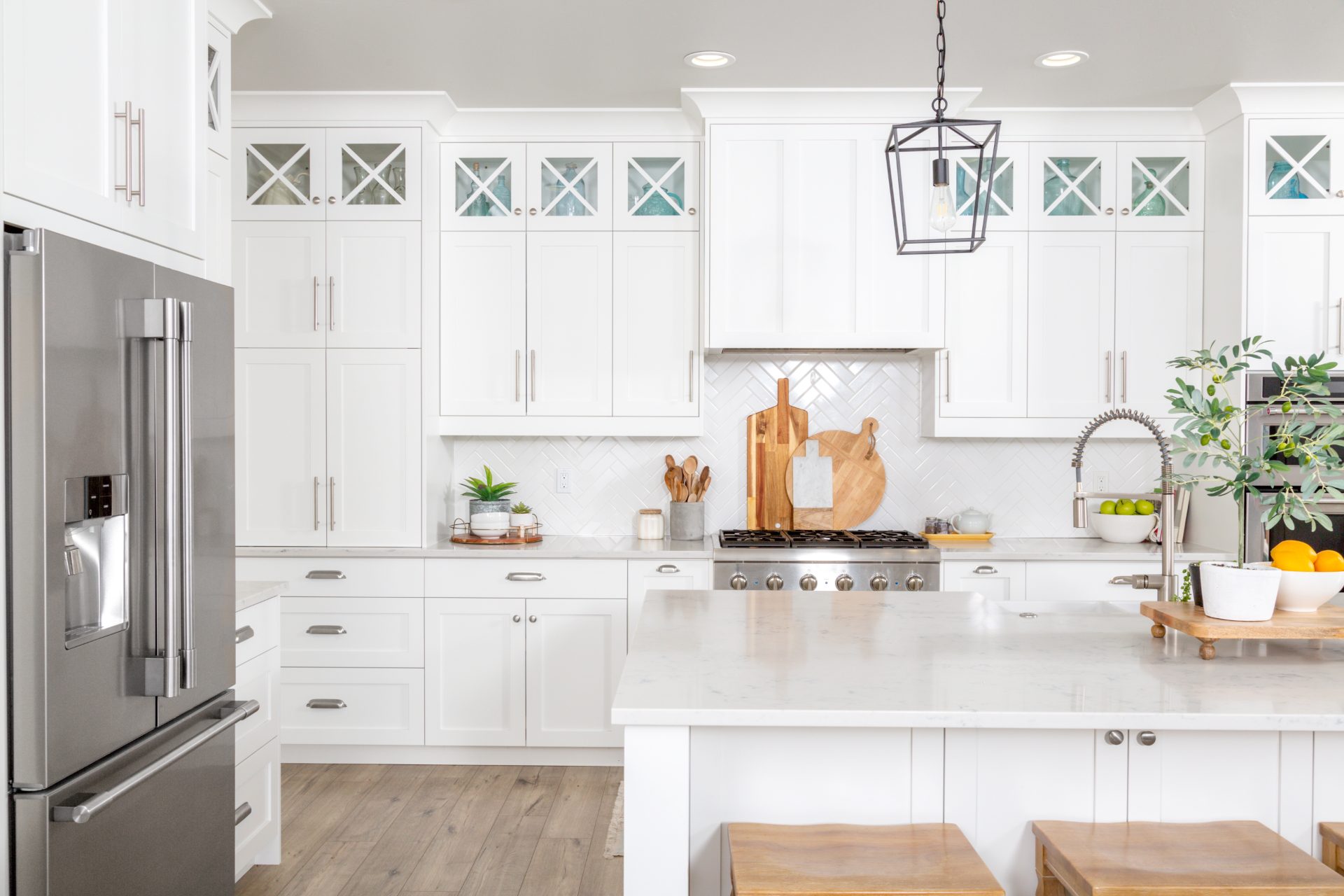 White shaker kitchen cabinetry